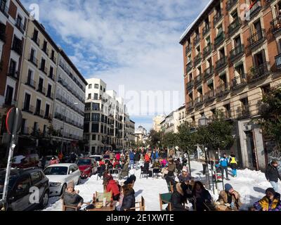 Madrid, Espagne. 10 janvier 2021. Les gens aux terrasses des bars et restaurants de la place Cascorro le lendemain de la tempête Filomena détesta Madrid. Après la tempête Filomena, Madrid (Espagne) est couverte de neige et de glace, beaucoup d'arbres sont tombés et il n'est pas possible d'utiliser la voiture dans la plupart des rues mais les gens marchent autour de la ville. © Valentin Sama-Rojo/Alamy Live News. Banque D'Images