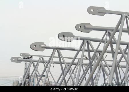 Pièce de rechange de flèche pour grue de construction, structures en métal gris sur fond gris photo de stock avec espace vide pour le texte et la conception. Banque D'Images