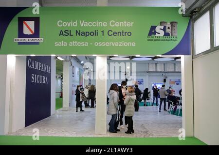 Naples, Italie. 09e janvier 2021. Le Centre de Naples de la Société locale de santé 1 a été créé dans les pavillons de l'exposition outre-mer, un Centre de vaccination contre Covid-19 à Naples, en Italie, le 9 janvier 2021. À ce stade précoce, le vaccin est administré à tout le personnel médical et infirmier et 1,500 vaccins seront administrés quotidiennement aux opérateurs qui en font la demande volontairement. (Photo de Pasquale Senatore/Pacific Press/Sipa USA) crédit: SIPA USA/Alay Live News Banque D'Images