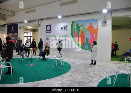 Naples, Italie. 09e janvier 2021. Le Centre de Naples de la Société locale de santé 1 a été créé dans les pavillons de l'exposition outre-mer, un Centre de vaccination contre Covid-19 à Naples, en Italie, le 9 janvier 2021. À ce stade précoce, le vaccin est administré à tout le personnel médical et infirmier et 1,500 vaccins seront administrés quotidiennement aux opérateurs qui en font la demande volontairement. (Photo de Pasquale Senatore/Pacific Press/Sipa USA) crédit: SIPA USA/Alay Live News Banque D'Images