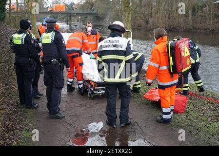 Hambourg, Allemagne. 10 janvier 2021. La police et les pompiers se tiennent près d'une civière sur l'Alster. Un homme mort a été trouvé à l'Alster à Hambourg dimanche matin. Crédit : -/Citynewstv/dpa/Alay Live News Banque D'Images