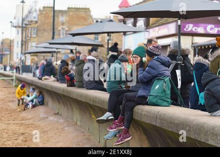 Portobello, Écosse, Royaume-Uni. 10 janvier 2021. En dépit d'un confinement national actuellement imposé en Écosse, la promenade et la plage de Portobello étaient occupées par un grand nombre de personnes qui y passaient dimanche après-midi. Plusieurs patrouilles de police étaient évidentes, la plupart du temps en gardant la clé basse, mais les agents ont parlé aux propriétaires de cafés pour les inciter à garder une distance sociale correcte entre les clients. Iain Masterton/Alay Live News Banque D'Images