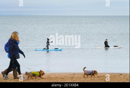 Portobello, Écosse, Royaume-Uni. 10 janvier 2021. En dépit d'un confinement national actuellement imposé en Écosse, la promenade et la plage de Portobello étaient occupées par un grand nombre de personnes qui y passaient dimanche après-midi. Plusieurs patrouilles de police étaient évidentes, la plupart du temps en gardant la clé basse, mais les agents ont parlé aux propriétaires de cafés pour les inciter à garder une distance sociale correcte entre les clients. Iain Masterton/Alay Live News Banque D'Images