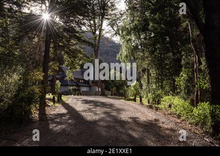 Chemin dans les bois contre la lumière du soleil dans le parc national de Los Alerces, Patagonie, Argentine Banque D'Images