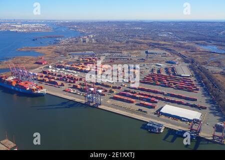 NEWARK, NJ -7 JANV. 2021 - vue aérienne du navire de charge Motivator MOL amarré au port de Newark Elizabeth New Jersey. Banque D'Images