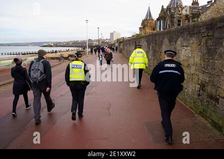 Portobello, Écosse, Royaume-Uni. 10 janvier 2021. En dépit d'un confinement national actuellement imposé en Écosse, la promenade et la plage de Portobello étaient occupées par un grand nombre de personnes qui y passaient dimanche après-midi. Plusieurs patrouilles de police étaient évidentes, la plupart du temps en gardant la clé basse, mais les agents ont parlé aux propriétaires de cafés pour les inciter à garder une distance sociale correcte entre les clients. Iain Masterton/Alay Live News Banque D'Images