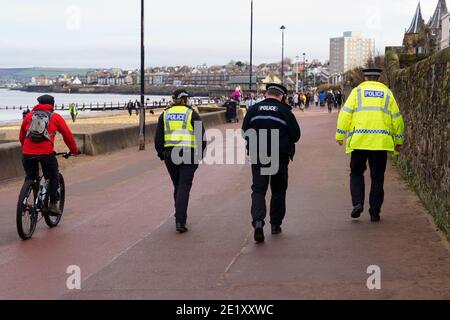 Portobello, Écosse, Royaume-Uni. 10 janvier 2021. En dépit d'un confinement national actuellement imposé en Écosse, la promenade et la plage de Portobello étaient occupées par un grand nombre de personnes qui y passaient dimanche après-midi. Plusieurs patrouilles de police étaient évidentes, la plupart du temps en gardant la clé basse, mais les agents ont parlé aux propriétaires de cafés pour les inciter à garder une distance sociale correcte entre les clients. Iain Masterton/Alay Live News Banque D'Images