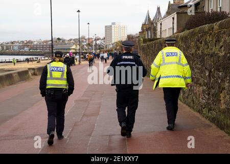 Portobello, Écosse, Royaume-Uni. 10 janvier 2021. En dépit d'un confinement national actuellement imposé en Écosse, la promenade et la plage de Portobello étaient occupées par un grand nombre de personnes qui y passaient dimanche après-midi. Plusieurs patrouilles de police étaient évidentes, la plupart du temps en gardant la clé basse, mais les agents ont parlé aux propriétaires de cafés pour les inciter à garder une distance sociale correcte entre les clients. Iain Masterton/Alay Live News Banque D'Images