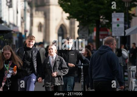 Liverpool, Royaume-Uni - septembre 29 2020: Les gens descendent la rue Bold à Liverpool mardi, où le taux d'infection est actuellement de plus de 260 pour 100,000 000. Banque D'Images