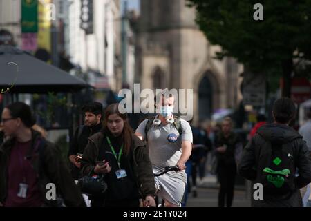 Liverpool, Royaume-Uni - septembre 29 2020: Les gens descendent la rue Bold à Liverpool mardi, où le taux d'infection est actuellement de plus de 260 pour 100,000 000. Banque D'Images