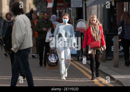 Liverpool, Royaume-Uni - septembre 29 2020: Les gens descendent la rue Bold à Liverpool mardi, où le taux d'infection est actuellement de plus de 260 pour 100,000 000. Banque D'Images