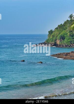 MIRISSA, SRI LANKA - 16 MARS 2019. Côte de Mirissa avec rochers et palmiers. Banque D'Images