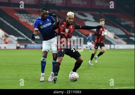 OLDHAM, ANGLETERRE. JAN 9 Oldham Athletic's Brice Ntambwe défenses avec Joshua King de Bournemouth lors du match de la FA Cup entre Bournemouth et Oldham Athletic au stade Vitality, Bournemouth, le samedi 9 janvier 2021. (Crédit : Eddie Garvey | MI News) Banque D'Images