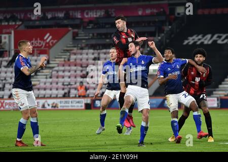 OLDHAM, ANGLETERRE. JAN 9 Oldham Athletic Ben Garrity défenses avec Diego Rico de Bournemouth lors du match de la FA Cup entre Bournemouth et Oldham Athletic au stade Vitality, à Bournemouth, le samedi 9 janvier 2021. (Crédit : Eddie Garvey | MI News) Banque D'Images