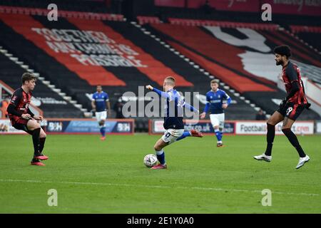 OLDHAM, ANGLETERRE. LE 9 JANVIER, Davis Keillor-Dunn d'Oldham Athletic tire pour but pendant le match de la FA Cup entre Bournemouth et Oldham Athletic au stade Vitality, à Bournemouth, le samedi 9 janvier 2021. (Crédit : Eddie Garvey | MI News) Banque D'Images