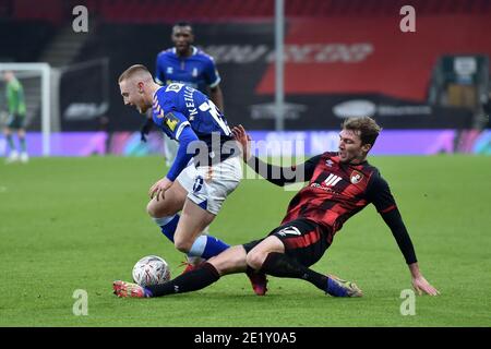 OLDHAM, ANGLETERRE. JAN 9THOldham Athletic's Davis Keillor-Dunn défenses avec David Brooks de Bournemouth lors du match de la FA Cup entre Bournemouth et Oldham Athletic au stade Vitality, à Bournemouth, le samedi 9 janvier 2021. (Crédit : Eddie Garvey | MI News) Banque D'Images