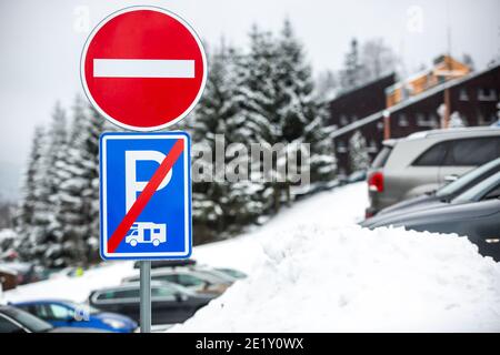 Route ou signalisation routière sans garage caravane pendant le hiver Banque D'Images