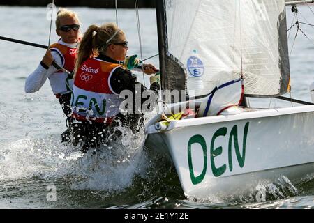 Voile aux Jeux Olympiques de Rio 2016. Danemark marins Jena Hansen et Katja Salskov-Iversen médaille de bronze 49er FX. Rio de Janeiro Brésil 08.18.2016. Banque D'Images