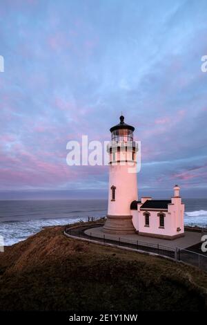 WA20019-00..... WASHINGTON - lever du soleil avec le phare de North Head dans le parc national de Cape déception. Banque D'Images