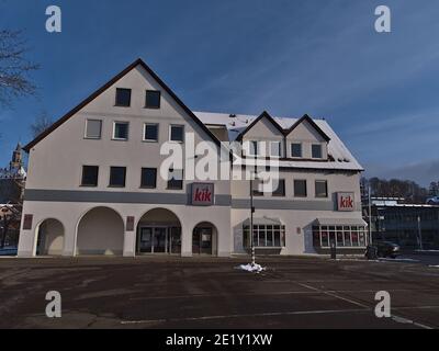 Sigmaringen, Allemagne - 01-09-2021: Vue de face de la boutique de vêtements de la chaîne allemande de magasins de vente à prix réduits de textiles Kik avec logo rouge de l'entreprise et parking. Banque D'Images