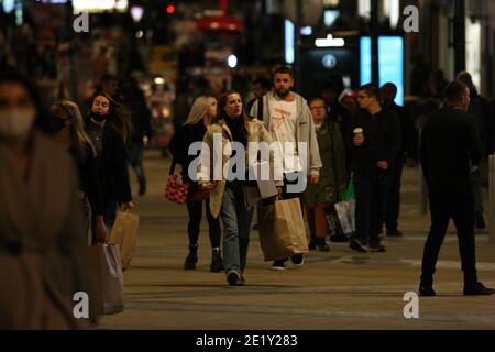 Leeds, Royaume-Uni - 4 2020 novembre : les acheteurs à Leeds le dernier jour avant la prise d'effet d'un second verrouillage national. Banque D'Images