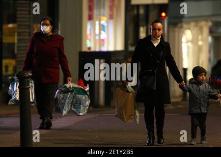 Leeds, Royaume-Uni - 4 2020 novembre : les acheteurs à Leeds le dernier jour avant la prise d'effet d'un second verrouillage national. Banque D'Images