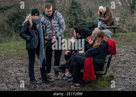 Londres, Royaume-Uni. 10 janvier 2021. Certains semblent ignorer les nouvelles règles en se rassemblant en groupes et assis plutôt qu'en s'exerçant - Londres est officiellement en confinement 3 et Hampstead Heath est toujours occupé comme les gens cherchent l'air libre et l'exercice. Crédit : Guy Bell/Alay Live News Banque D'Images