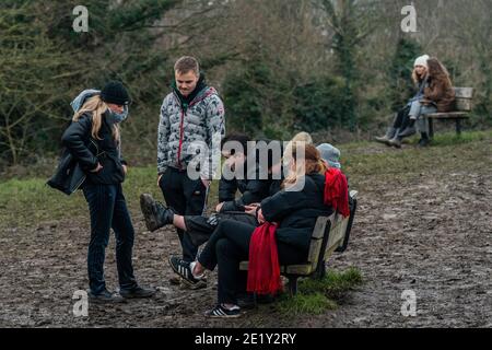 Londres, Royaume-Uni. 10 janvier 2021. Certains semblent ignorer les nouvelles règles en se rassemblant en groupes et assis plutôt qu'en s'exerçant - Londres est officiellement en confinement 3 et Hampstead Heath est toujours occupé comme les gens cherchent l'air libre et l'exercice. Crédit : Guy Bell/Alay Live News Banque D'Images