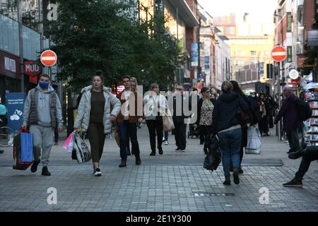 Leeds, Royaume-Uni - 4 2020 novembre : les acheteurs à Leeds le dernier jour avant la prise d'effet d'un second verrouillage national. Banque D'Images