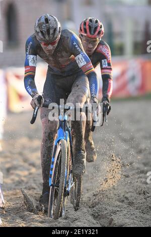 Belge Toon Aerts et Belge Laurens Sweeck photographiés en action pendant la course d'élite masculine du championnat national belge de cyclocross, dimanche Banque D'Images