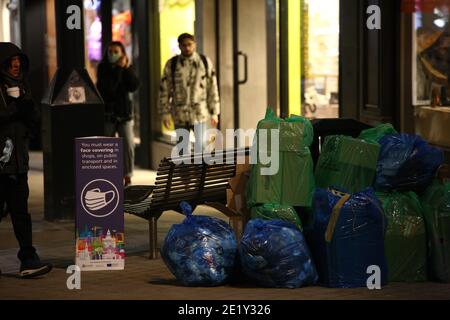 Leeds, Royaume-Uni - novembre 4 2020 : des déchets s'accumulent à côté d'un panneau couvrant le visage dans le centre-ville de Leeds. Banque D'Images