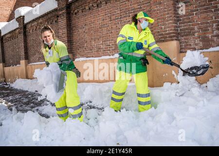 Les travailleurs de la Mairie de Madrid font un effort pour nettoyer la neige sur la rue qui relie à l'hôpital Gregorio Marañon.la tempête de neige Filomena affecte fortement l'Espagne et laisse la capitale partiellement paralysée. La communauté de Madrid est effondrée par les chutes de neige et les citoyens piégés pendant la nuit dans leurs véhicules, des centaines d'arbres tombés, le risque de dommages dans les bâtiments, les rues et les autoroutes bloquées, les transports très limités, les services d'urgence ne peuvent pas aider et le personnel essentiel ne peut pas aller à leur travail. Le maire de Madrid, José Luis Martínez-Almeida, a demandé aux citoyens de ne pas le faire Banque D'Images