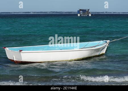 bateau à rames amarré dans la mer en face d'un Jetée flottante à Maurice Banque D'Images