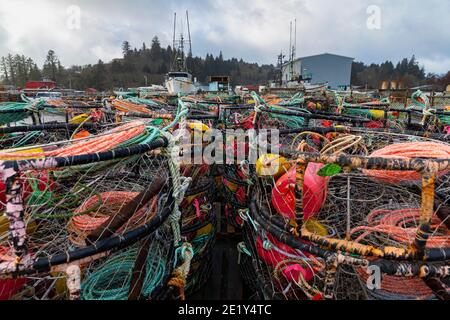 WA20065-00...WASHIHGTON - pots de crabe au port d'Ilwaco près de l'embouchure de la rivière Columbia. Banque D'Images