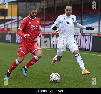 Crawley, Royaume-Uni. 10 janvier 2021. George Francomb capitaine de Crawley Town et Ian Poveda de Leeds United bataille pour le ballon pendant le match de la coupe FA au People's Pension Stadium, Crawley photo par Nigel Bramley/Focus Images/Sipa USA 07827818829 10/01/2021 Credit: SIPA USA/Alay Live News Banque D'Images