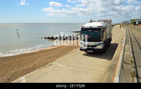 Camion de ramassage des ordures sur la promenade de front de mer Felixstowe Suffolk Angleterre. Banque D'Images