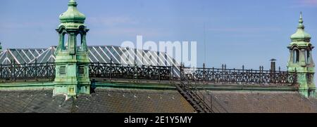 Vue panoramique sur le toit du bâtiment de la salle de concert Laeiszhall à Hambourg, Allemagne Banque D'Images