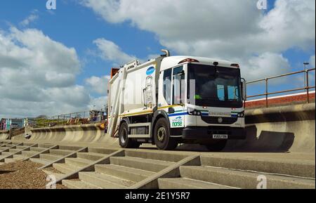 Camion de ramassage des ordures sur la promenade de front de mer Felixstowe Suffolk Angleterre. Banque D'Images