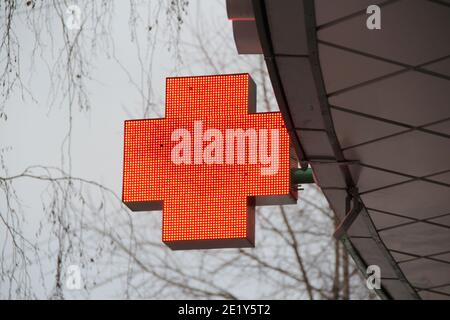 LED rouge sur l'extérieur, symbole des produits de santé et de pharmacie. Photo avec espace vide pour le texte. Banque D'Images