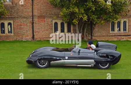 Voiture de course classique Black Lotus devant l'ancien bâtiment. Banque D'Images