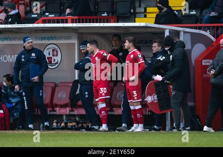 Crawley, Royaume-Uni. 10 janvier 2021. Mark Wright de Crawley Town et Josh Doherty de Crawley Town sur le point d'entrer dans la pièce en tant que substituts lors de la coupe FA 3ème partie entre Crawley Town et Leeds United, Le match se déroule à huis clos, sans partisans, en raison de l'actuel confinement du gouvernement pandémique COVID-19 au stade des pensions du peuple, à Crawley, en Angleterre, le 10 janvier 2021. Photo de Liam McAvoy/Prime Media Images. Crédit : Prime Media Images/Alamy Live News Banque D'Images