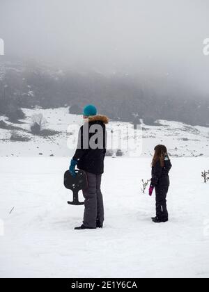 Deux personnes marchant dans la neige Banque D'Images