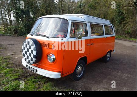 Fourgonnette Volkswagen Classic en blanc et orange. Banque D'Images