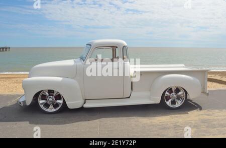 Pick-up Chevrolet blanc 1952 en vedette au front de mer de Felixstowe. Banque D'Images