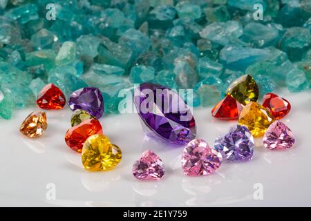 Les diamants bleu saphir sont placés dans une enclave de diamants colorés en forme de coeur sur des pierres précieuses bleu ciel brutes. Bijoux en forme de coeur sont un joli cadeau Banque D'Images