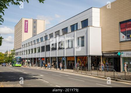 Le centre Arndale sur Otley Road, Headingley, Leeds avec des shoppers et bus dans la rue et Premier Inn en arrière-plan Banque D'Images