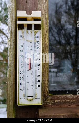 Dans Yorkshire Dales, un thermomètre extérieur max. Et min. Indiquant une température de -8'c min. Banque D'Images