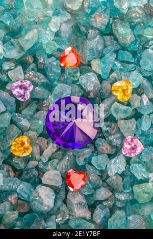 Les diamants bleu saphir sont placés dans une enclave de diamants colorés en forme de coeur sur des pierres précieuses bleu ciel brutes. Bijoux en forme de coeur sont un joli cadeau Banque D'Images