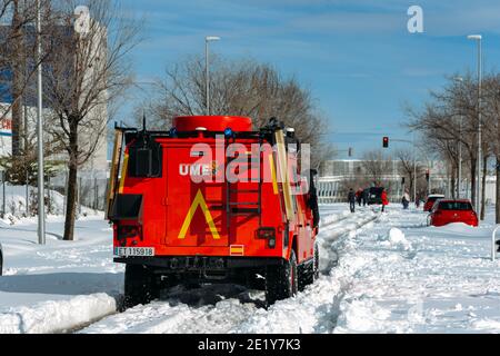 Madrid, Espagne - 10 janvier 2021 - UN blizzard persistant a blanchi de grandes parties de l'Espagne avec des niveaux record de neige de 50 ans. Services d'urgence i Banque D'Images