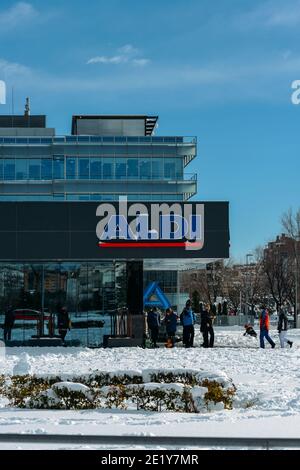 Madrid, Espagne - 10 janvier 2021 - UN blizzard persistant a blanchi de grandes parties de l'Espagne avec des niveaux record de neige de 50 ans. Le personnel achète à Aldi Banque D'Images